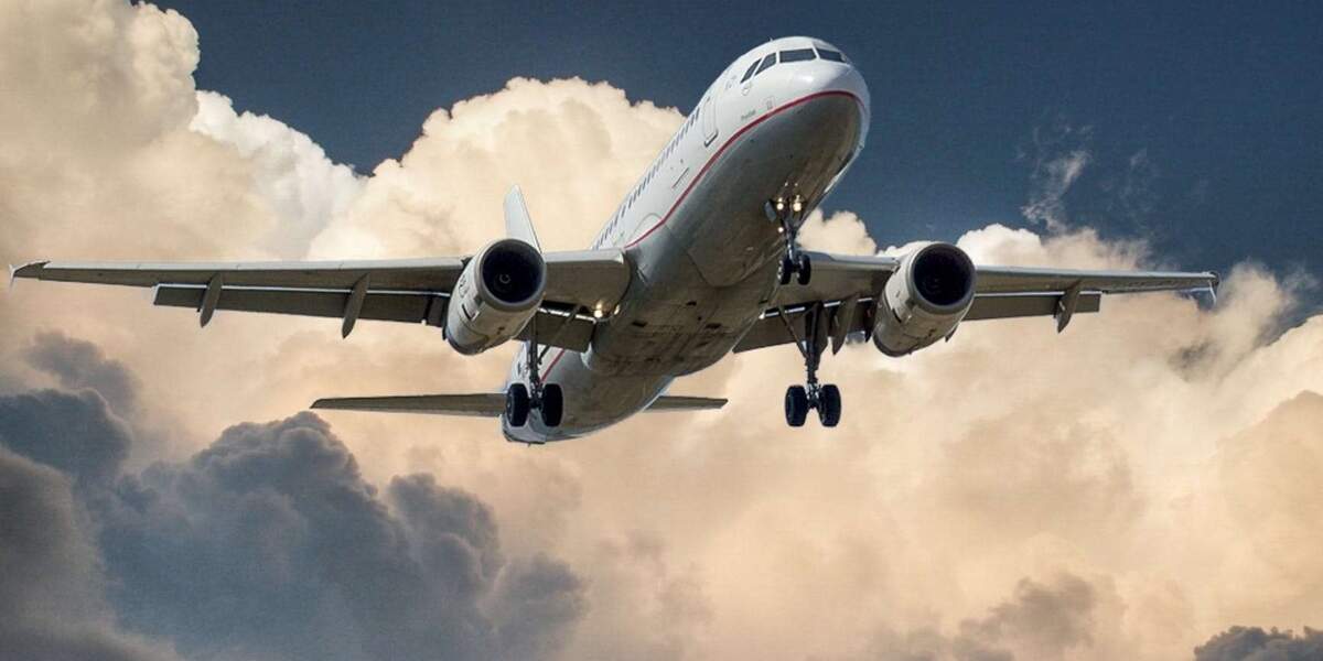 Havalanan bir yolcu uçağı