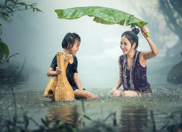 Yağmurdaki kadın ve çocuk