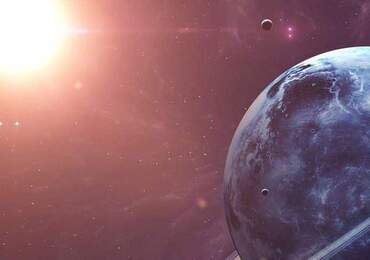 Güneş sistemi dışındaki gezegenleri temsil eden bir görsel: halkalı bir mavi gezegen, uydusu ve parlak yıldızı.