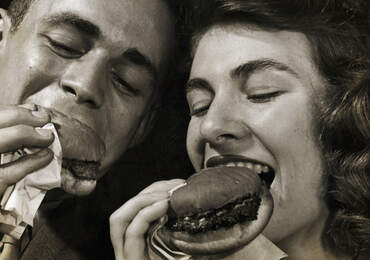 Hamburger yiyen iki insan