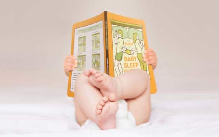 uyku kitabı okuyan bebek