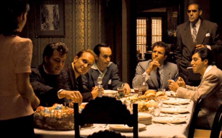 Yazıda bahsedildiği üzere Godfather filmindeki restoran sofrası.